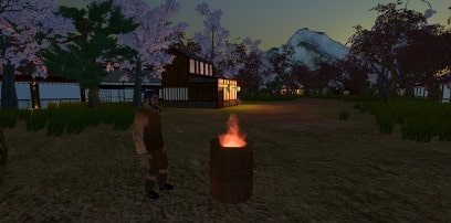 Screenshot in het donker van een man in een park die bij een vuurkorf staat. Op de achtegrond zijn verlichte huizen, bomen met roze bloesem en een besneeuwde berg te zien